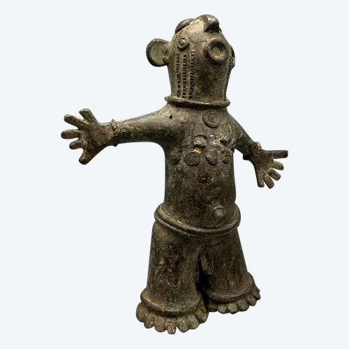 MÄNNLICHE STATUETTE – Benue- und Cross-River-Regionen, Nigeria