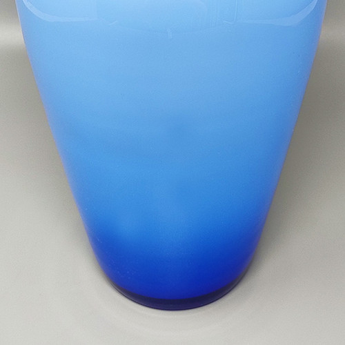 Vase en verre de Murano bleu étonnant des années 1960. Fabriqué en Italie