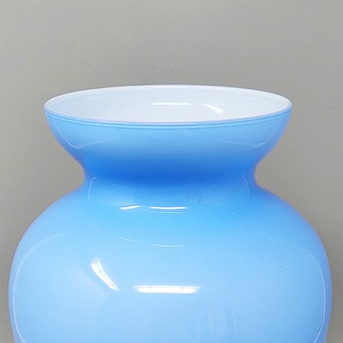 Vase en verre de Murano bleu étonnant des années 1960. Fabriqué en Italie