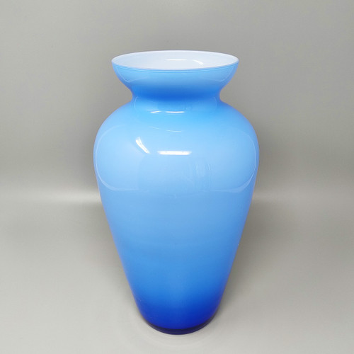 Vase en verre de Murano bleu étonnant des années 1960. Fabriqué en Italie