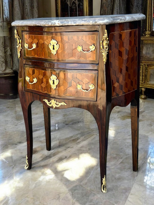 COMMODE XVIIIe ÉPOQUE LOUIS XV EN MARQUETERIE ORNÉE DE BRONZE / DESSUS MARBRE