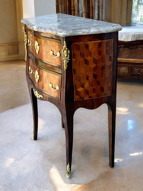 COMMODE XVIIIe ÉPOQUE LOUIS XV EN MARQUETERIE ORNÉE DE BRONZE / DESSUS MARBRE