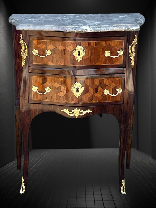 COMMODE XVIIIe ÉPOQUE LOUIS XV EN MARQUETERIE ORNÉE DE BRONZE / DESSUS MARBRE