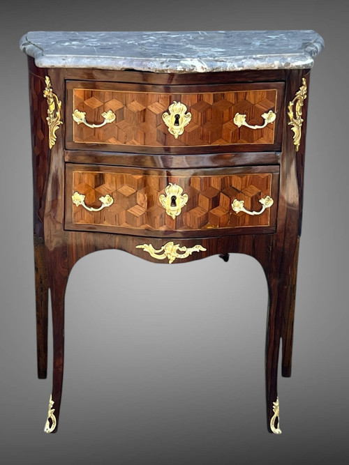 COMMODE XVIIIe ÉPOQUE LOUIS XV EN MARQUETERIE ORNÉE DE BRONZE / DESSUS MARBRE