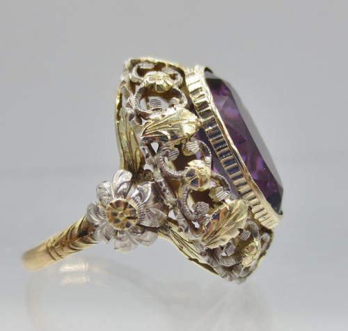 Ring, gold and amethyst.