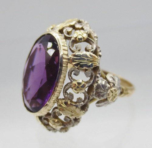 Ring, gold and amethyst.