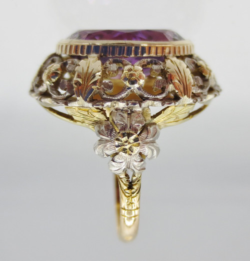 Ring, gold and amethyst.