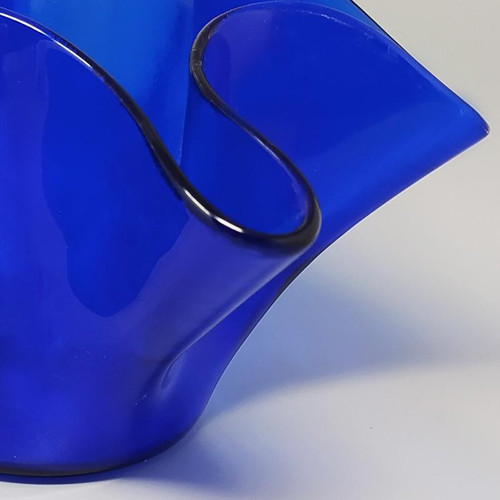 Vase bleu "Fazzoletto" des années 1970 par Dogi en verre de Murano. Fabriqué en Italie