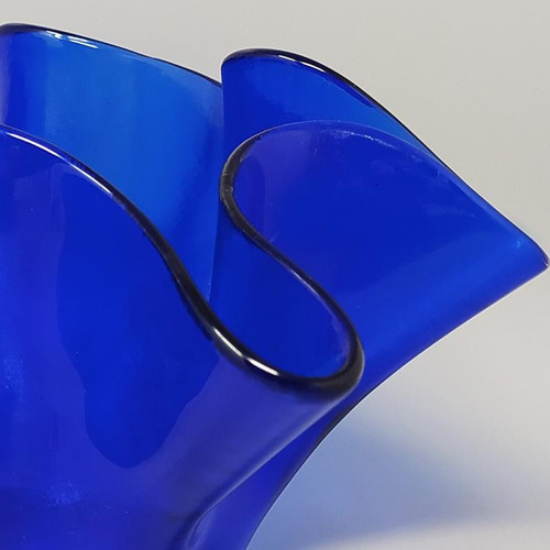 Vaso blu anni '70 "Fazzoletto" di Dogi in vetro di Murano. Prodotto in Italia