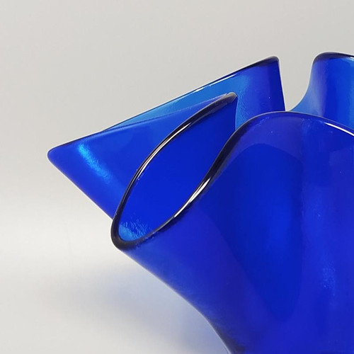 Vase bleu "Fazzoletto" des années 1970 par Dogi en verre de Murano. Fabriqué en Italie