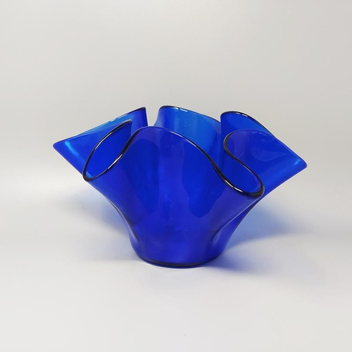 Vase bleu "Fazzoletto" des années 1970 par Dogi en verre de Murano. Fabriqué en Italie