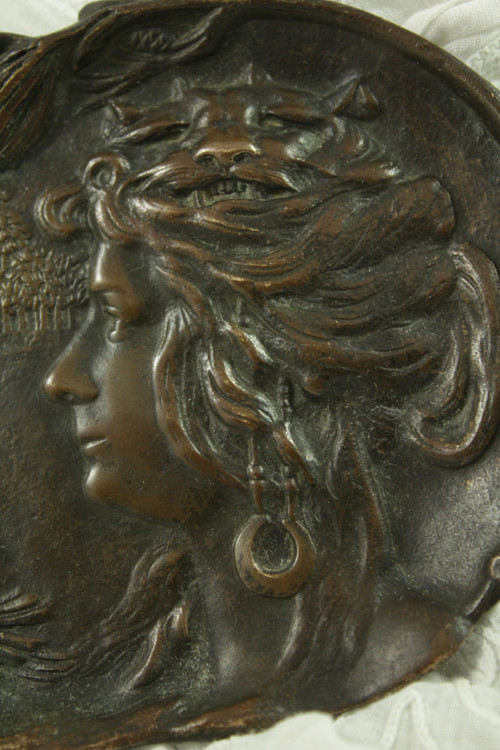 Diane chasseresse et cerf' (Diana cacciatrice e il cervo), vassoio tascabile in bronzo patinato marrone, circa 1900 Art Nouveau