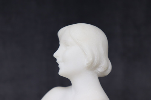 Scultura Art Deco in marmo bianco, anni '20