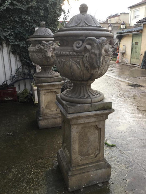 Coppia di vasi coperti su basamenti in stile Luigi XVI, decorazioni a testa d'ariete, giardino, parco