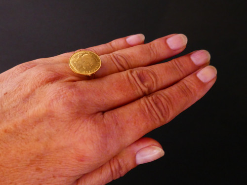 Anello con sigillo d'epoca, moneta da 10 franchi, oro 18 carati.