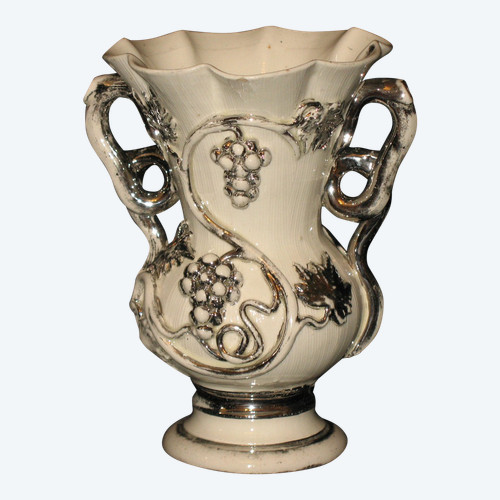 Vase aus Langeais-Steingut mit Weintraubendekor signiert C.B. Epoche 19.