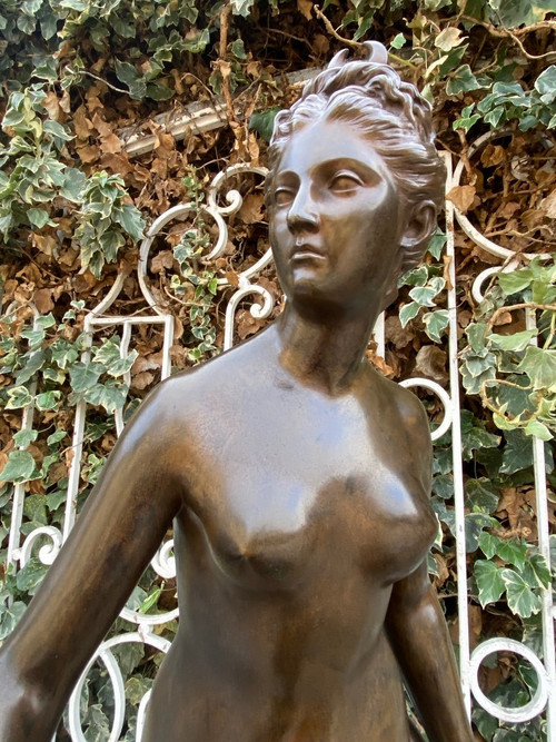 Großes weibliches Bronzesujet aus dem 19. Jahrhundert "Diane Chasseresse" signiert Houdon, F. Barbedienne fondeur