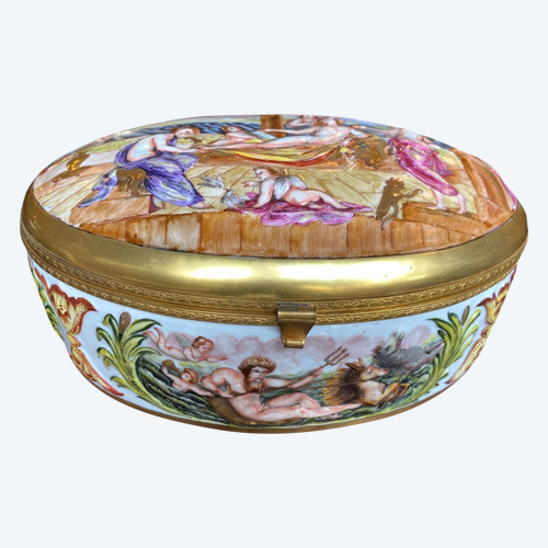 Grande boite / Coffret Ovale En Porcelaine Italienne De Capodimonte XIXème, Scène De Personnages