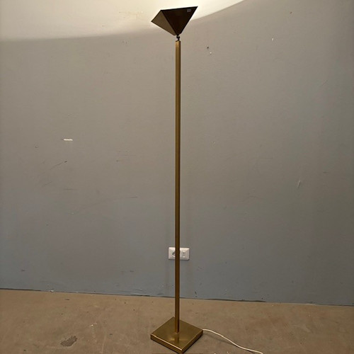 Lampe en laiton chromé doré. Millésime des années 70. Conception de lumière réglable unique. Taille h 180. 