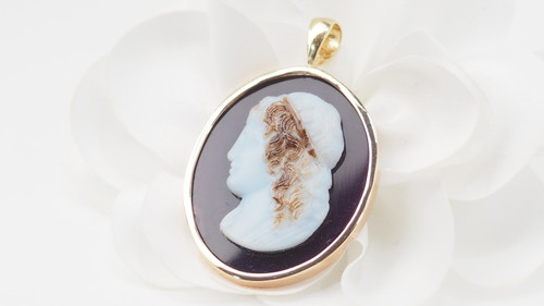 Cameo pendant on agate