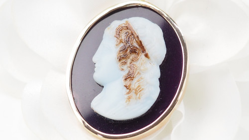 Cameo pendant on agate