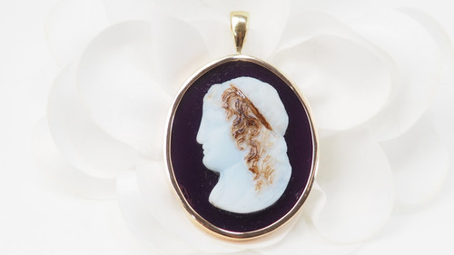 Cameo pendant on agate