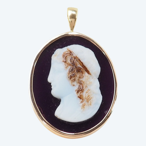 Cameo pendant on agate