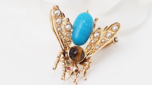 Broche mouche  en or jaune turquoise, oeil de tigre et perles fines