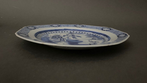 Assiette octogonale bleu et blanc Chine XIXe décor de pagode