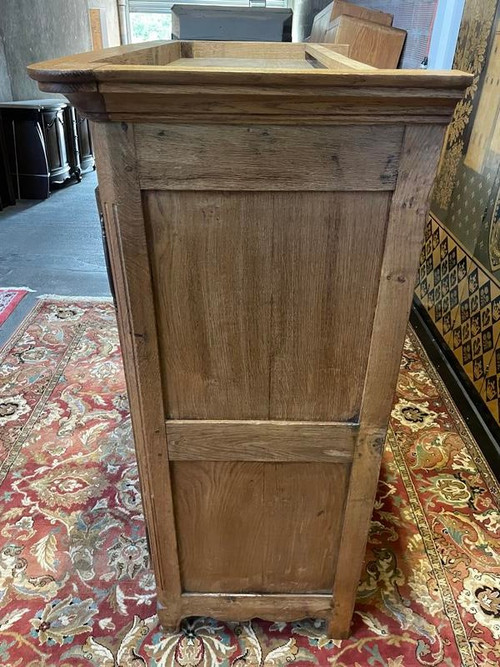 Armoire bassette époque Louis XV en chêne massif 