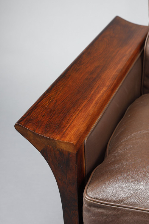 Living room furniture in rosewood with a sofa and a pair of leather armchairs