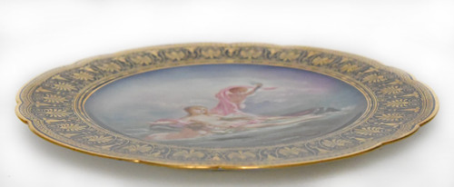 Teller aus Sevres-Porzellan mit einer mythologischen Szene, die Venus darstellt.