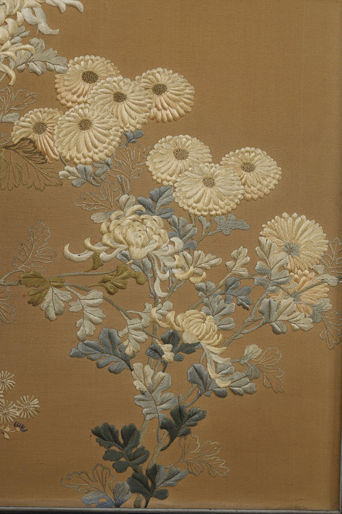 Très beau Paravent aux chrysanthèmes avec les armoiries du clan Honda. Japon Meiji