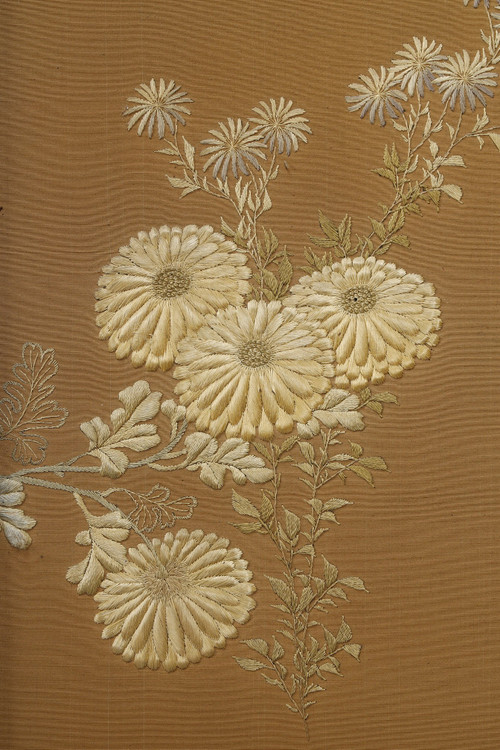 Très beau Paravent aux chrysanthèmes avec les armoiries du clan Honda. Japon Meiji