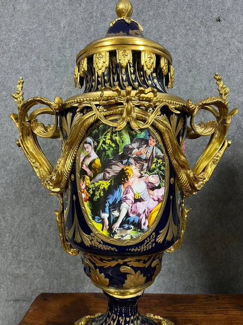 paire de vases en porcelaine bleu de Sèvres et monture en bronze doré circa milieu XXeme