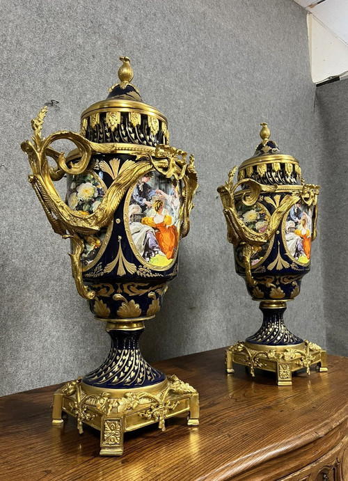 paire de vases en porcelaine bleu de Sèvres et monture en bronze doré circa milieu XXeme