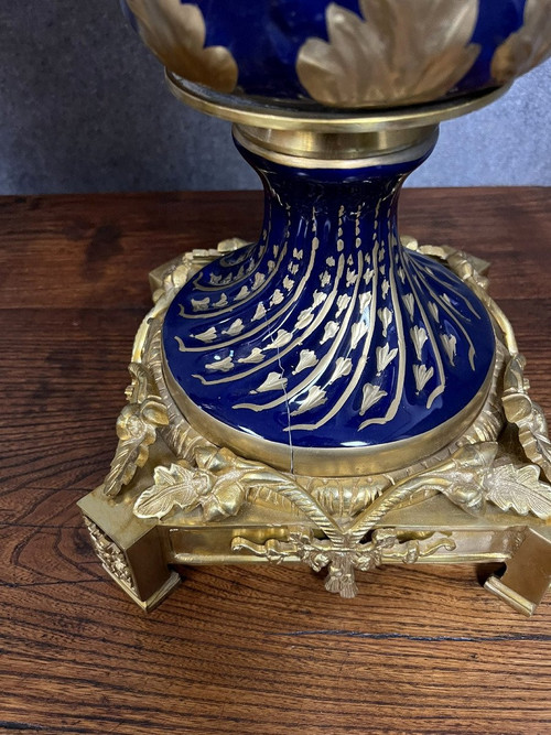 paire de vases en porcelaine bleu de Sèvres et monture en bronze doré circa milieu XXeme