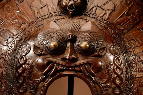 Impressionnante coiffure de danseurs Theyyam, Kerala Inde, vers 1920