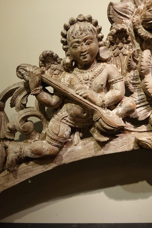 Arche en bois sculpté à deux anges musiciens, Inde , 19e S.