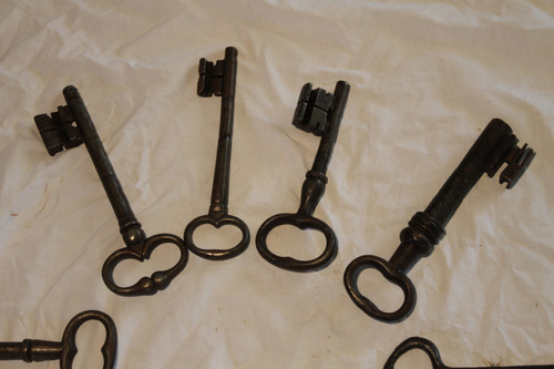 Collection of 11 large wrought iron keys from the 17th and 18th centuries in very good condition