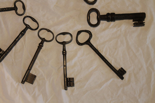 Collection of 11 large wrought iron keys from the 17th and 18th centuries in very good condition