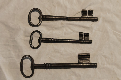 Collection of 11 large wrought iron keys from the 17th and 18th centuries in very good condition