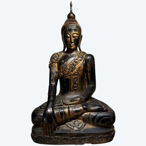 Buddha molto grande in legno laccato, Birmania, fine del XIX secolo.