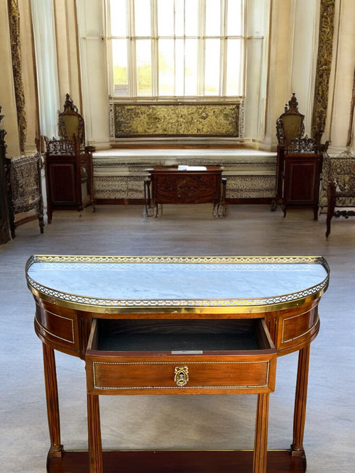 CONSOLE /DESSERTE 1/2 LUNE EN PLACAGE D'ACAJOU ET LAITON DORÉ AVEC DESSUS MARBRE