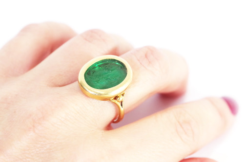 Antique green intaglio ring in 18k gold, victorian ring, green intaglio, glass, antique jewel