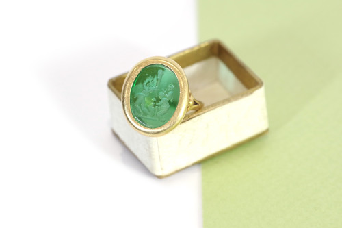 Antique green intaglio ring in 18k gold, victorian ring, green intaglio, glass, antique jewel