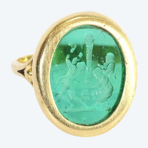 Antique green intaglio ring in 18k gold, victorian ring, green intaglio, glass, antique jewel