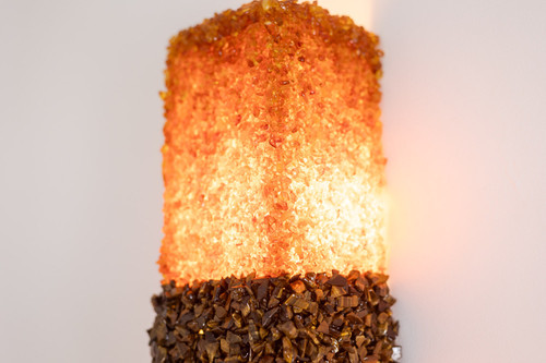 Pair of "Honey" wall lights in amber and tiger's eye. Contemporary. LS60042086G