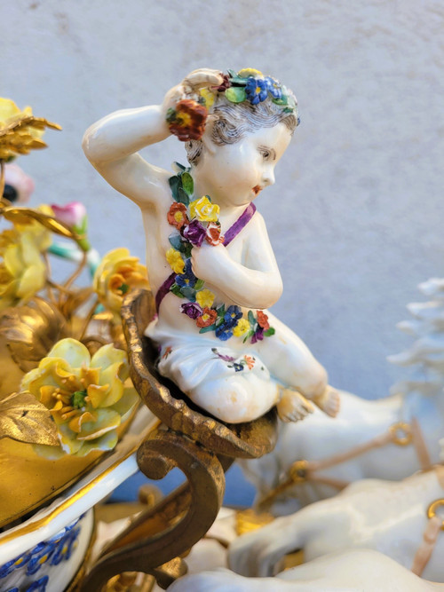 Gusto Meissen, Putto che guida un carro di fiori, XIX secolo