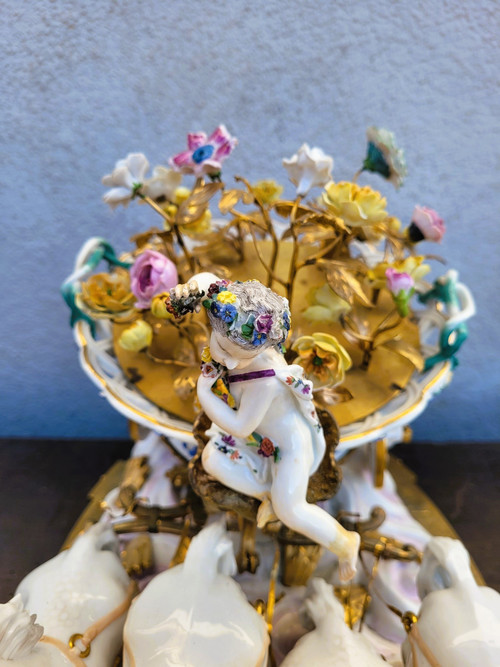 Gusto Meissen, Putto che guida un carro di fiori, XIX secolo